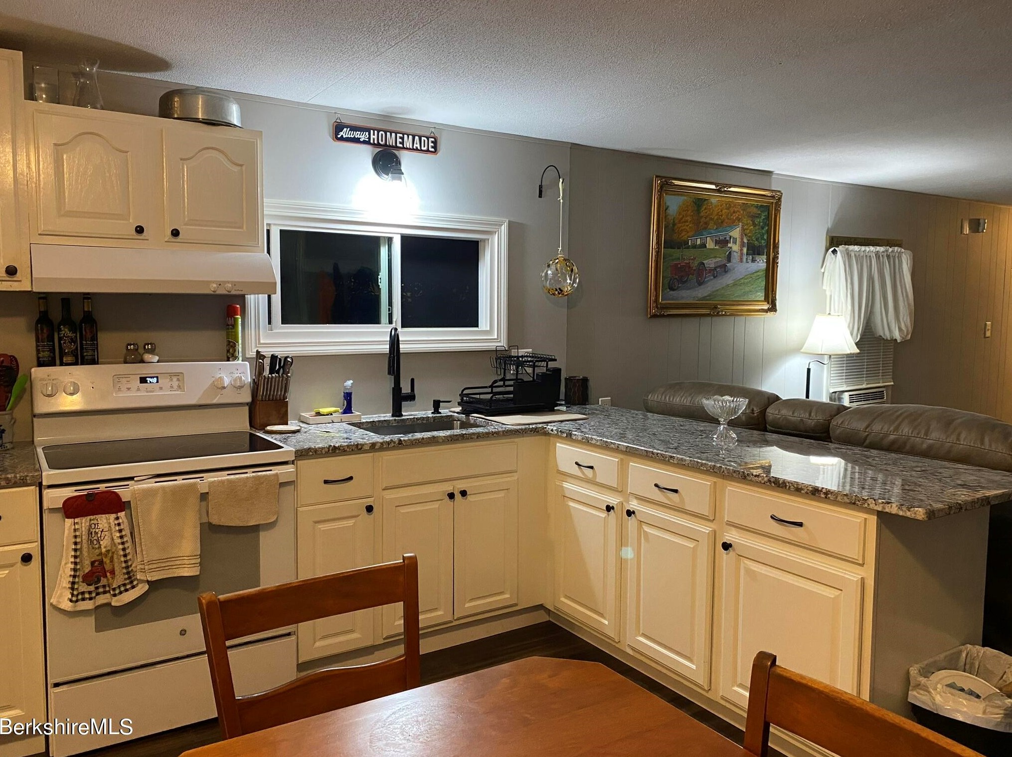 13 Seminole Dr, Clarksburg, MA 01247