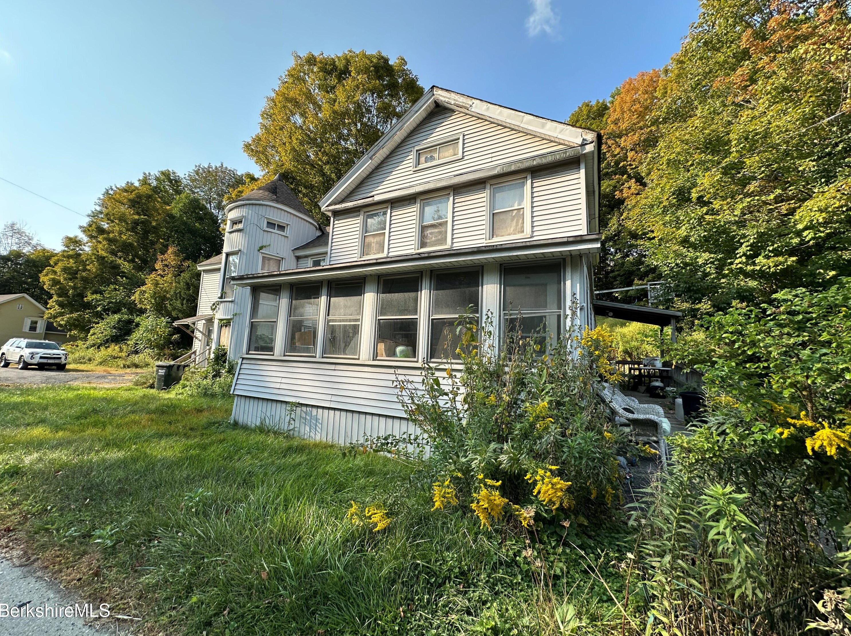 705 Cape St, Lee, MA 01238-9117
