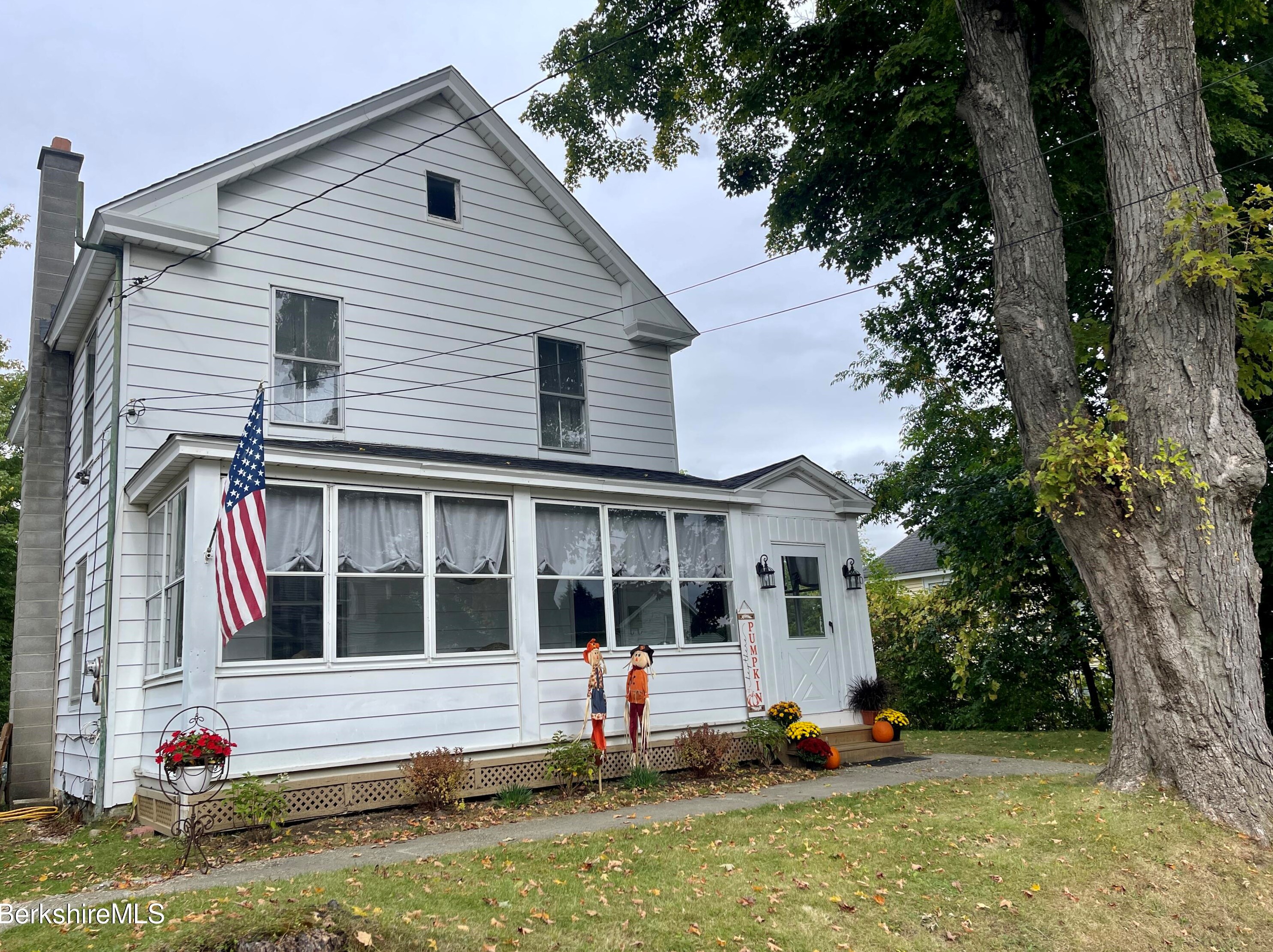 20 Mcarthur St, Pittsfield, MA 01201-3119