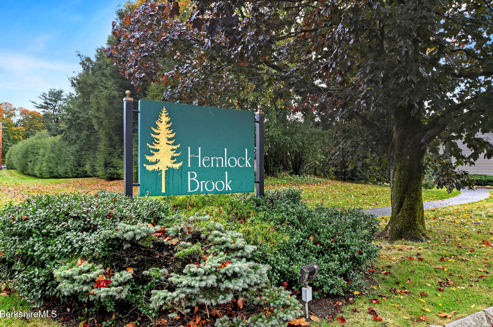 231 S Hemlock Ln, Williamstown, MA 01267