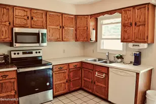 127 Oak Hill Rd, Pittsfield, MA 01201 - Photo 8