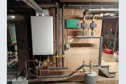 24 Franklin St, North Adams, MA 01247 - Photo 42