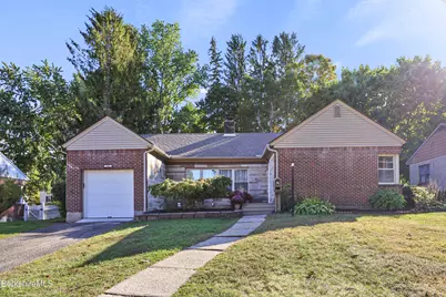 106 Sampson Pkwy, Pittsfield, MA 01201 - Photo 2