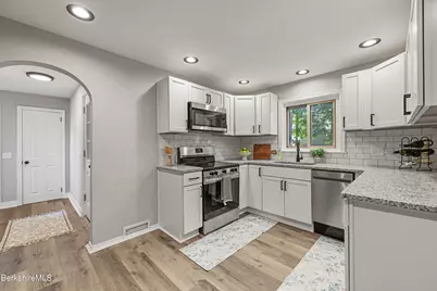 106 Sampson Pkwy, Pittsfield, MA 01201 - Photo 12