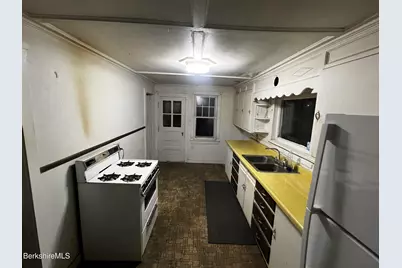 36 Beacon Ave, Pittsfield, MA 01201 - Photo 8