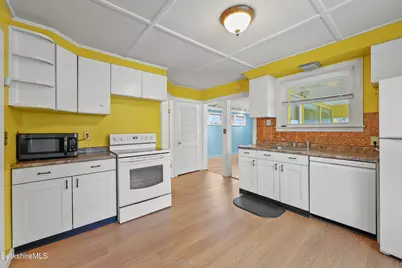 559 Onota St, Pittsfield, MA 01201 - Photo 8