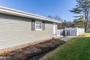 100 Elaine Dr, Pittsfield, MA 01201 - Photo 6