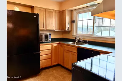 135 Allengate Ave, Pittsfield, MA 01201 - Photo 8