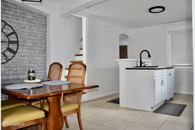 639 Lakeway Dr, Pittsfield, MA 01201 - Photo 4