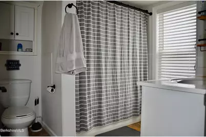 639 Lakeway Dr, Pittsfield, MA 01201 - Photo 10