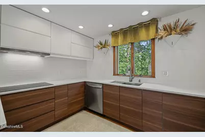 108 Berkshire Dr, Williamstown, MA 01267 - Photo 4