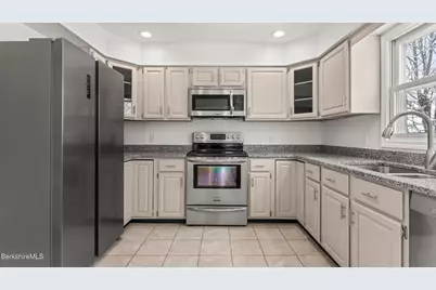 8 Applewood Ln, Pittsfield, MA 01201 - Photo 10