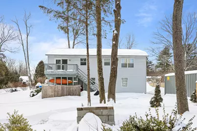 8 Iroquois St, Lanesborough, MA 01237 - Photo 4