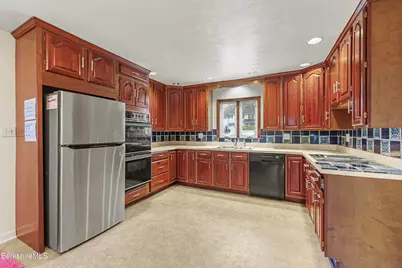 112 Sampson Pkwy, Pittsfield, MA 01201 - Photo 6