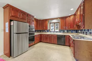 112 Sampson Pkwy, Pittsfield, MA 01201 - Photo 6