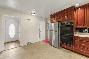 112 Sampson Pkwy, Pittsfield, MA 01201 - Photo 8