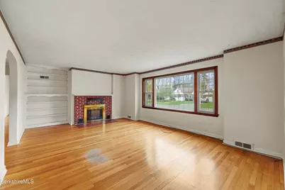112 Sampson Pkwy, Pittsfield, MA 01201 - Photo 2