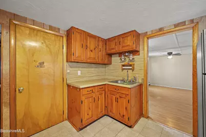 176 Summer St, Adams, MA 01220 - Photo 10