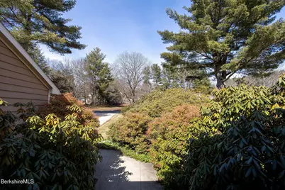 103 Gravesleigh Ter, Pittsfield, MA 01201 - Photo 4