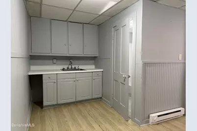 37 Melville St, Pittsfield, MA 01201 - Photo 8