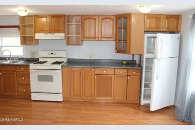 26 Lakewood Cir, Pittsfield, MA 01201 - Photo 8