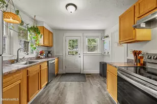 27 Morgan St, Pittsfield, MA 01201 - Photo 16