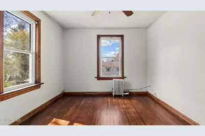 8 Mohegan St, Pittsfield, MA 01201 - Photo 16