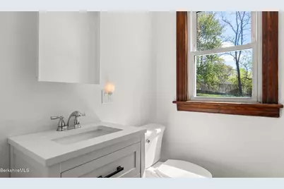 8 Mohegan St, Pittsfield, MA 01201 - Photo 14