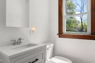 8 Mohegan St, Pittsfield, MA 01201 - Photo 14