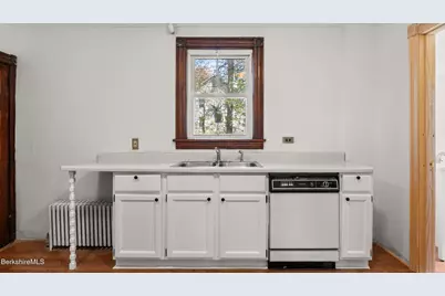 8 Mohegan St, Pittsfield, MA 01201 - Photo 12