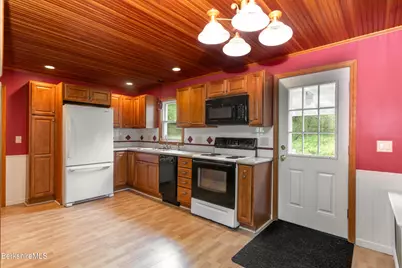 347 Maple St, Hinsdale, MA 01235 - Photo 4