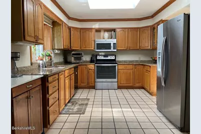 851 E New Lenox Rd, Pittsfield, MA 01201 - Photo 8