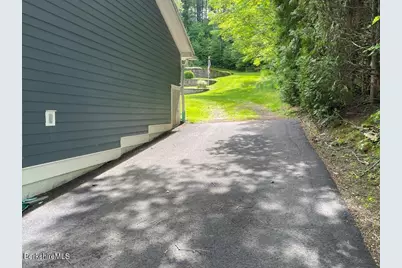851 E New Lenox Rd, Pittsfield, MA 01201 - Photo 58