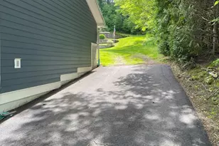 851 E New Lenox Rd, Pittsfield, MA 01201 - Photo 58