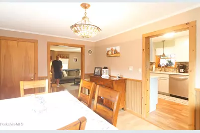 303 Onota St, Pittsfield, MA 01201 - Photo 8