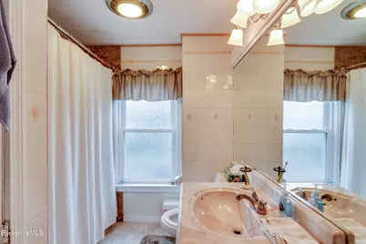 303 Onota St, Pittsfield, MA 01201 - Photo 16
