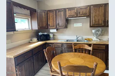 24 Richmond Ave, Pittsfield, MA 01201 - Photo 8