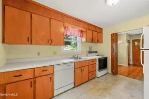 560 Crane Ave, Pittsfield, MA 01201 - Photo 10