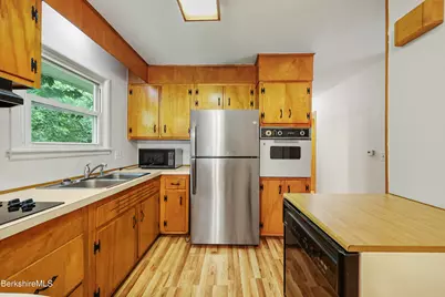 16 Wealthy Ave, Pittsfield, MA 01201 - Photo 12