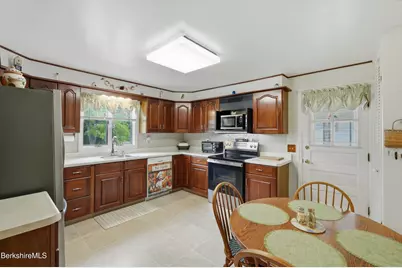 16 Patricia Ave, Pittsfield, MA 01201 - Photo 8