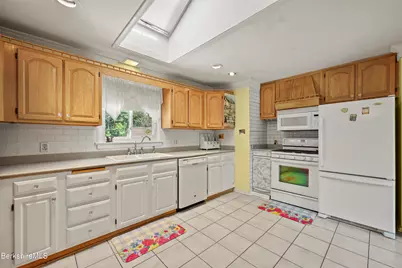 8 Velma Ave, Pittsfield, MA 01201 - Photo 10