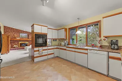 10 Lori Ct, Pittsfield, MA 01201 - Photo 4