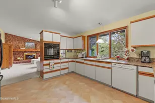 10 Lori Ct, Pittsfield, MA 01201 - Photo 4