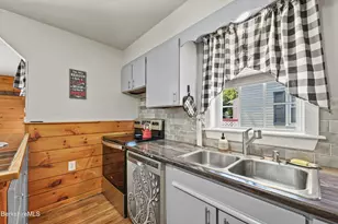 20 Cromwell Ave, Pittsfield, MA 01201 - Photo 8