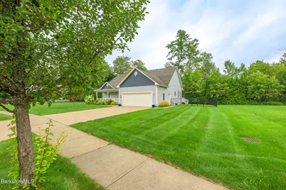 208 Karen Dr, Pittsfield, MA 01201 - Photo 4