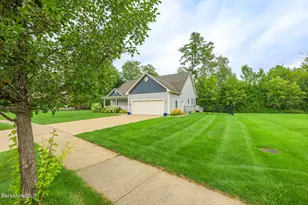 208 Karen Dr, Pittsfield, MA 01201 - Photo 4