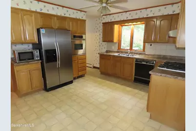 986 Church St, North Adams, MA 01247 - Photo 12