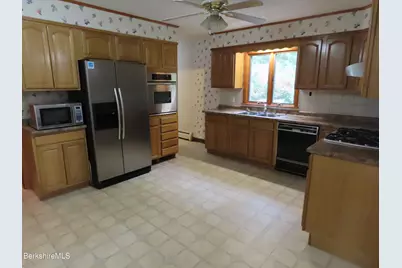 986 Church St, North Adams, MA 01247 - Photo 14