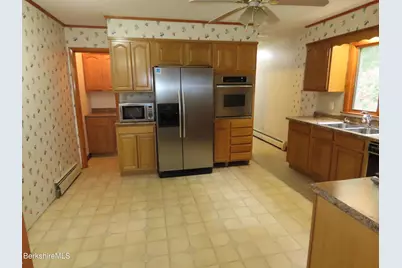 986 Church St, North Adams, MA 01247 - Photo 16