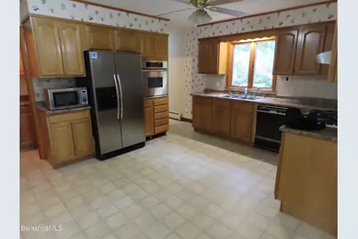 986 Church St, North Adams, MA 01247 - Photo 12